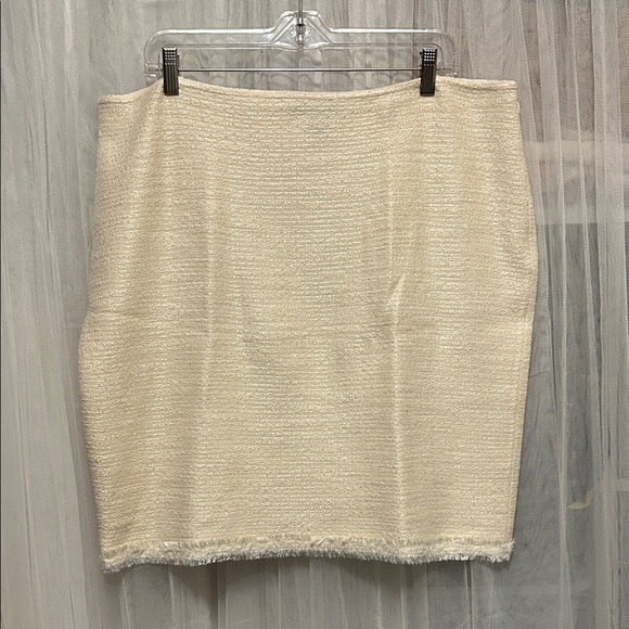 ST. JOHN Elegant Cream Women's Skirt. size 16
